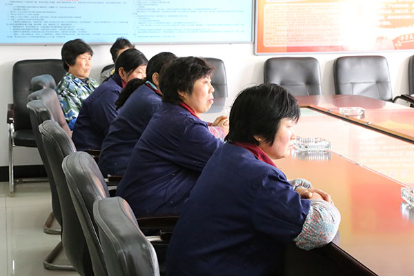 公司油漆車(chē)間員工聆聽(tīng)授課講解