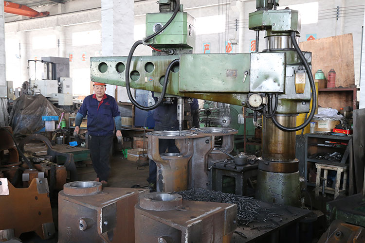 軸承座連接螺栓孔鉆孔中