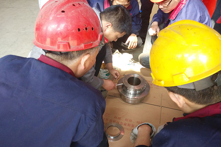 廠家人員演示、講解如何拆卸、安裝機械密封