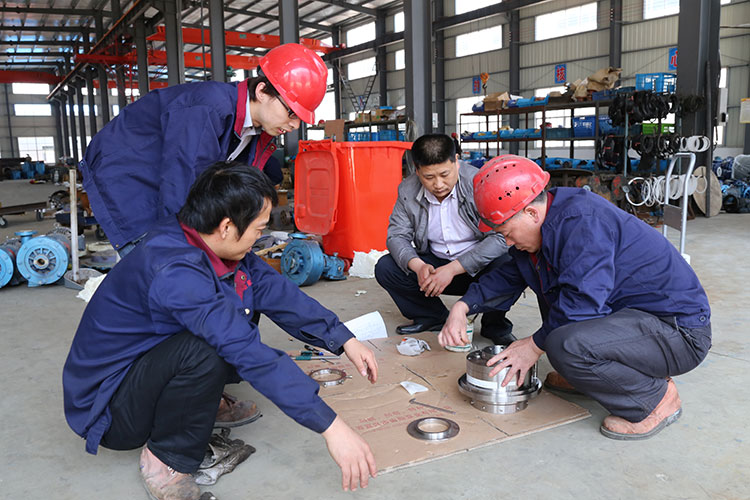 我公司員工逐個進行現(xiàn)場拆裝操作，由廠方技術(shù)人員觀察指導(dǎo)