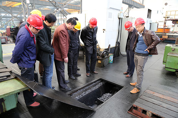 參觀機(jī)床加工鐵屑處理設(shè)備