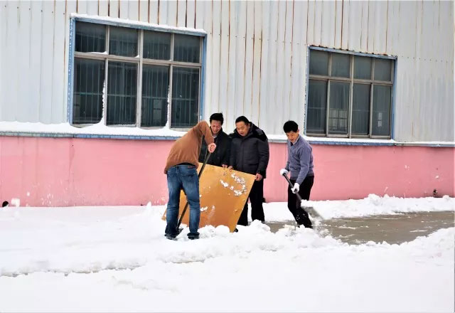 大雪覆蓋道路，員工合力鏟雪
