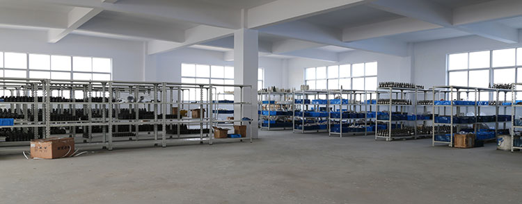 從門口看噴嘴倉庫的概貌，一行行貨架整齊擺放