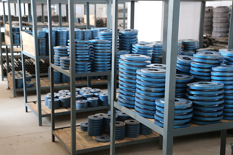 整齊堆放的軸承座側(cè)蓋